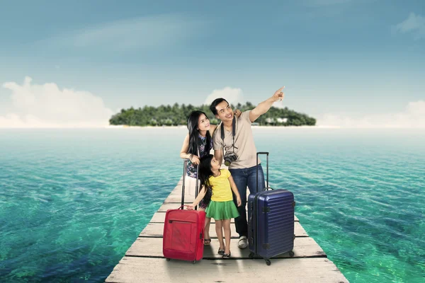 Family at resort look at something — Stock Photo, Image