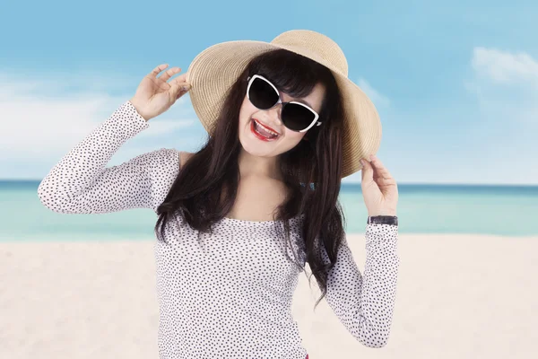 Glada kvinnlig modell på seaside — Stockfoto