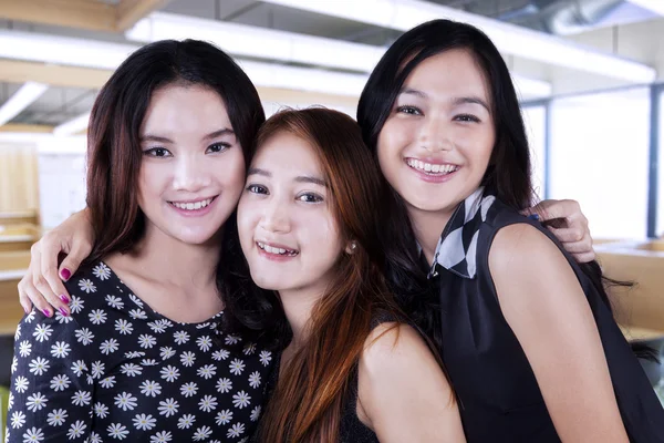 Friendship of three students in classroom — Stock Photo, Image