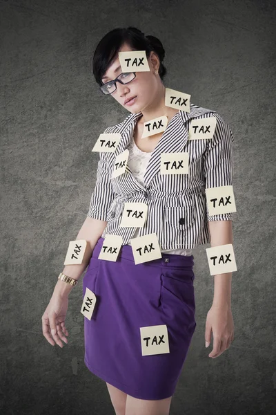 Female worker attached tax reminders — Stock Photo, Image