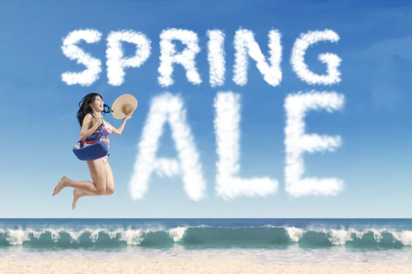 Vrolijke toeristische met lente verkoop cloud — Stockfoto