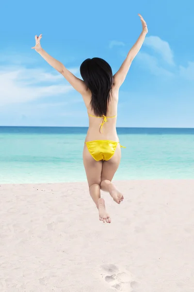Sexig kvinna i bikini hoppning — Stockfoto