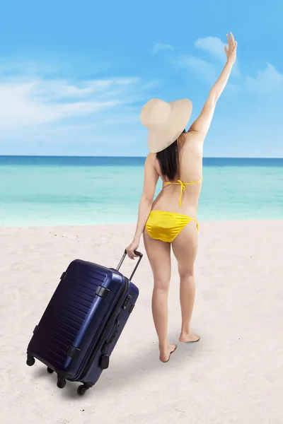 Sexy woman arrived at beach — Stock Photo, Image