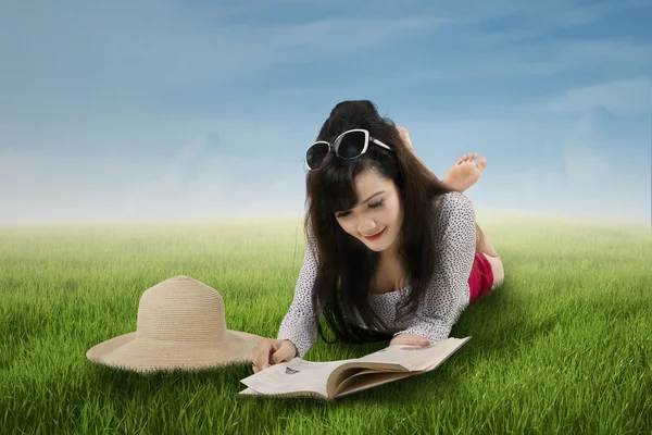 Bella donna leggere libro sul parco — Foto Stock