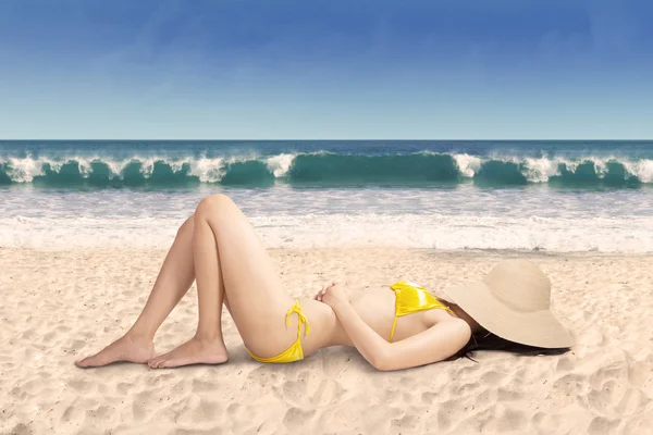 Sexy vrouw in bikini ontspannen op strand — Stok fotoğraf