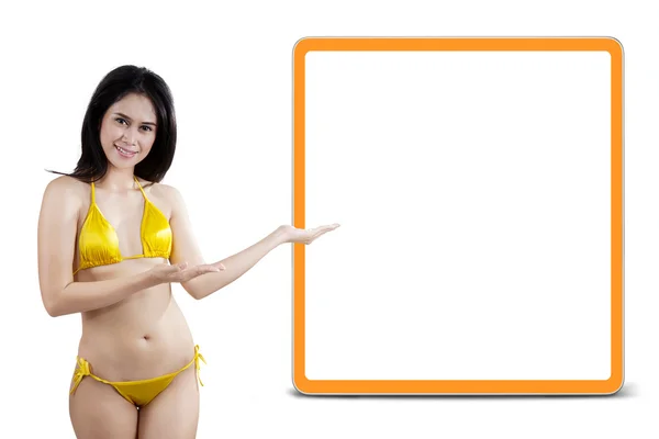 Kvinna i bikini presentera copyspace 1 — Stockfoto