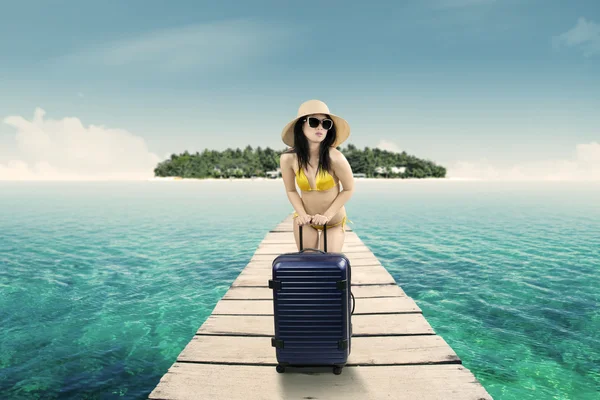 桟橋でスーツケースを持つ女性 — ストック写真