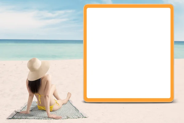 Donna con bikini e cartello — Foto Stock