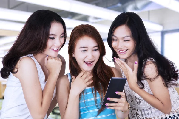 Aantrekkelijke studenten met smartphone in de klas — Stockfoto