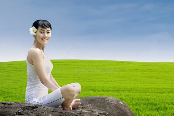 Menina bonita sorrindo ao ar livre — Fotografia de Stock