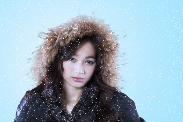 Skönheten i tonårsflicka med vinterjacka — Stockfoto