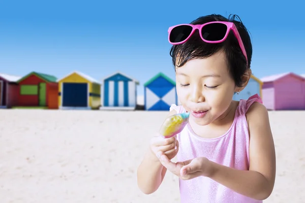 Enfant mange de la crème glacée à l'extérieur — Photo