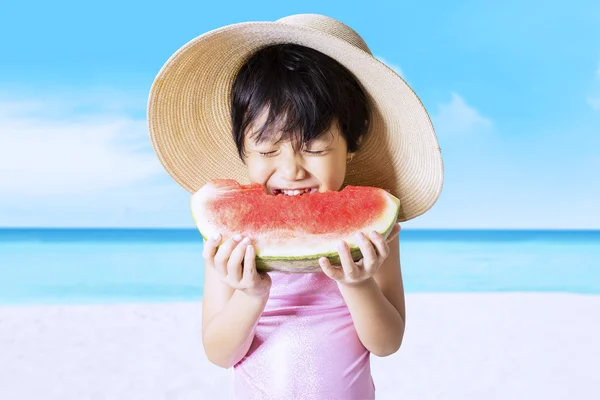 Gyermek eszik görögdinnye a tengerparton — Stock Fotó