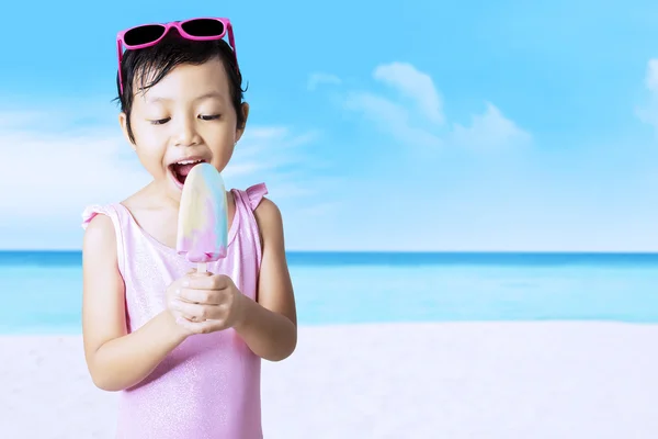 Child enjoy ice cream at seaside — Stock Photo, Image