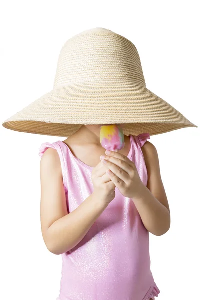 Criança com chapéu come sorvete em estúdio — Fotografia de Stock