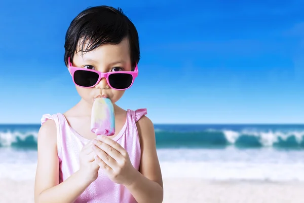 Criança com óculos de sol come sorvete — Fotografia de Stock