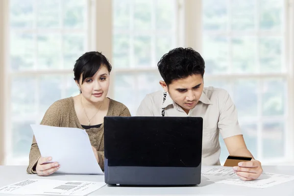 Pareja pagando factura en línea 1 — Foto de Stock