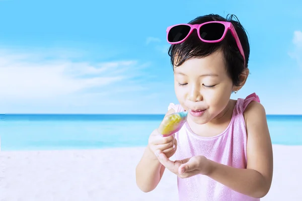 Bambino carino godere di gelato a riva — Foto Stock