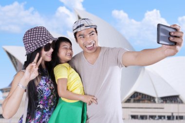 Selfie fotoğrafta Opera House adlı aile