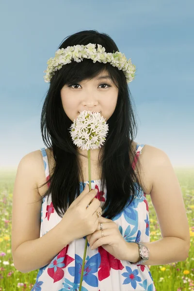 Mulher bonito cheirando flor primavera — Fotografia de Stock