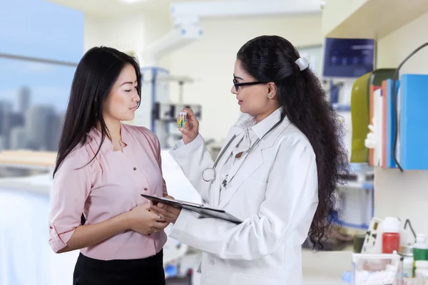 Médico dando medicamentos al paciente —  Fotos de Stock