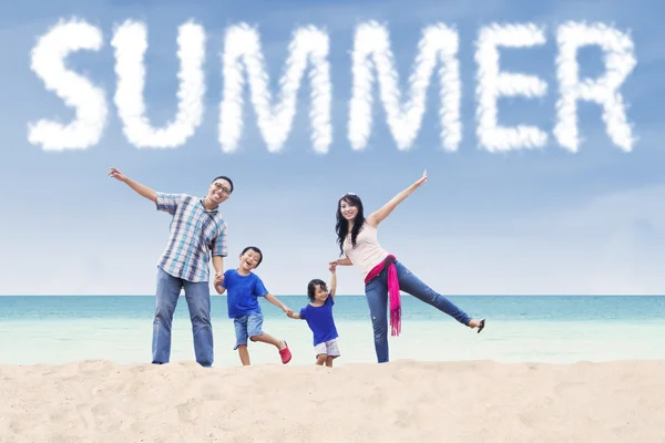 Familia en la orilla del mar bajo un texto de verano — Foto de Stock