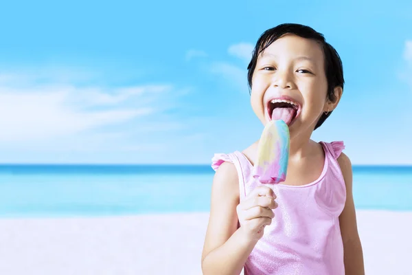 Menina vestindo maiô e comer sorvete — Fotografia de Stock