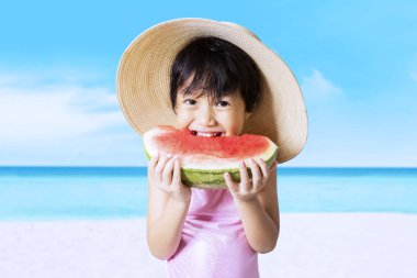 Mutlu bir çocukluk karpuz Coast'ta yiyor.