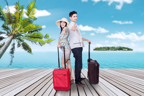 Happy couple with suitcase at pier — Stock Photo, Image