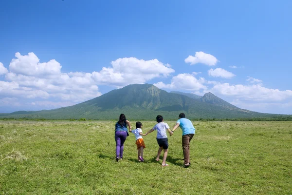 Família feliz correndo para a montanha — Fotografia de Stock