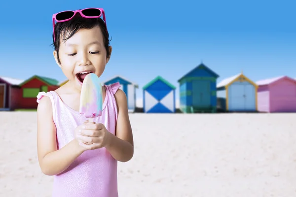 Χαρούμενο παιδί δάγκωμα παγωτό στην ακτή — Φωτογραφία Αρχείου