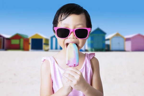 Малюк їсть холодне морозиво на березі — стокове фото