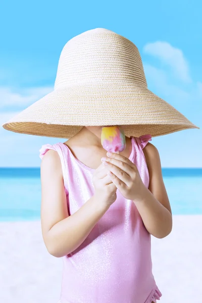 Kid with hat enjoy ice cream at shore — Stock Photo, Image