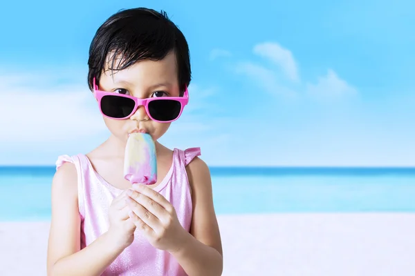 선글라스와 함께 아이 아이스크림을 즐길 수 — 스톡 사진