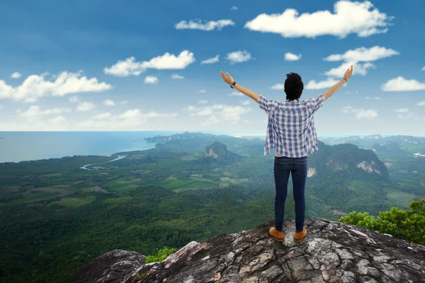 El hombre disfruta del aire fresco en la cima de la montaña —  Fotos de Stock