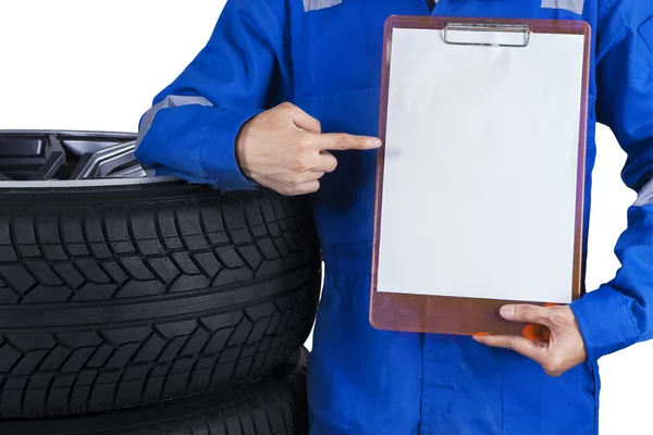 Mecánico mostrando espacio de copia vacío — Foto de Stock