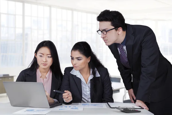 Modern businesspeople having meeting in office — Stock Photo, Image