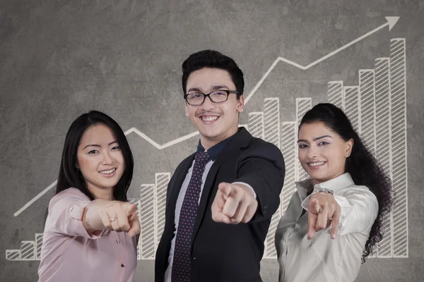 Multiculturele business team wijzend op camera — Stockfoto