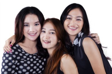 Üç neşeli kadın genç Studio