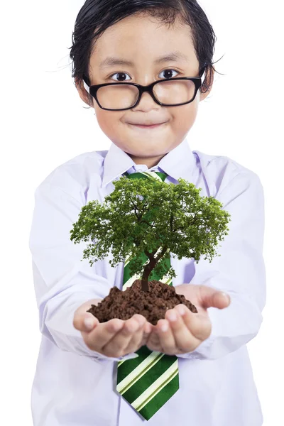 Sonriente niño con la planta en las manos — Foto de Stock