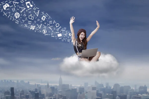 Ragazza di successo invio di messaggi dal cloud — Foto Stock