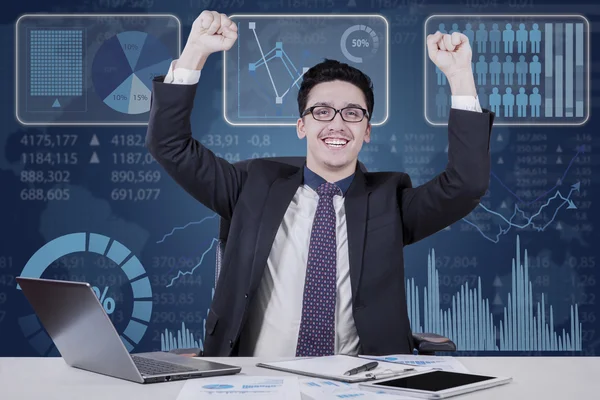 Operaio maschio di successo celebrare il suo successo — Foto Stock