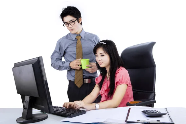 Twee mensen uit het bedrijfsleven met behulp van computer — Stockfoto