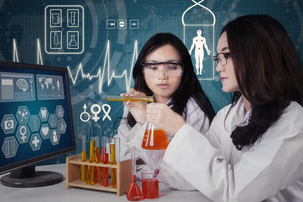 Two students mix chemical liquid — Stock Photo, Image