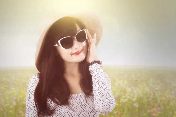 Mujer con gafas de sol y sombrero en la naturaleza —  Fotos de Stock