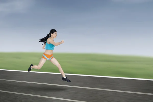 Jovem atlético mulher correndo — Fotografia de Stock