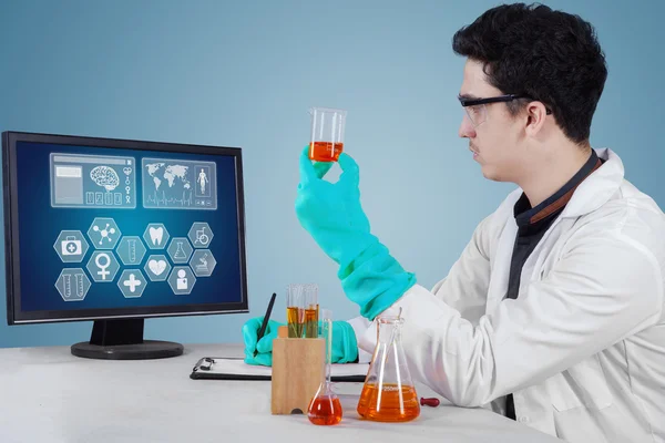 Jovem cientista fazendo pesquisa no laboratório — Fotografia de Stock