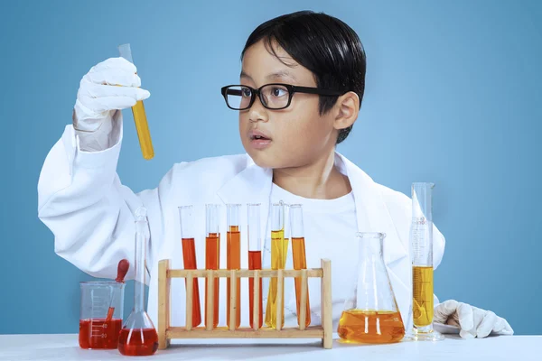 Jovem cientista olhando para fluido químico — Fotografia de Stock