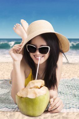 Kadın içki Hindistan cevizi kokteyl sahilinde
