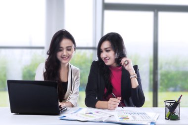 İki genç iş kadınları office 1